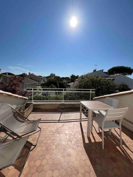 Magnifique Appartement Traversant Avec Vue Sur Le Golf La Grande Motte Luaran gambar